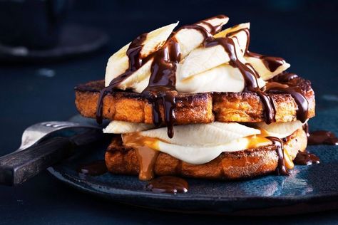 Toast With Banana, Whipped Cream Chocolate, Banana And Chocolate, Banana French Toast, Caramel Recipes, Chocolate Dessert Recipes, Breakfast Items, Chocolate Sauce, Spoil Yourself