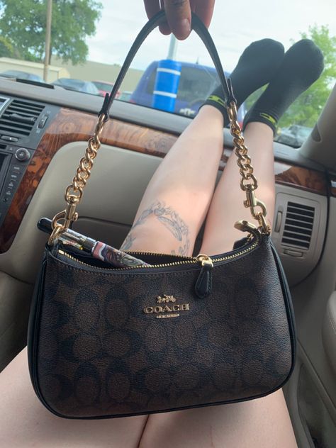 Small Hand Bags For Women, Coach Terri Shoulder Bag, Coach Teri Shoulder Bag Outfit, Cute Coach Bags, Coach Bag Outfit Style, Coach Purse Outfit, Coach Bags Aesthetic, Coach Shoulder Bag Outfit, Coach Baguette Bag