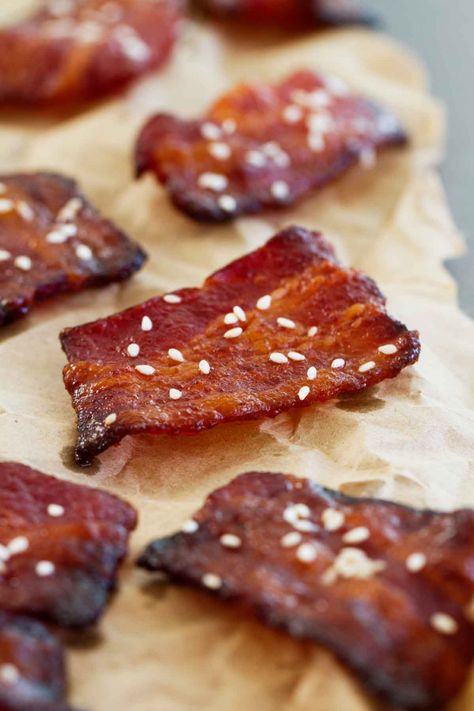 Brown Sugar Sriracha Bacon Bites - Taste and Tell Sriracha Bacon, Bacon Bites, Taste And Tell, Bacon Appetizers, Football Party Food, Tailgating Recipes, Candied Bacon, Tailgate Food, Strawberry Salad