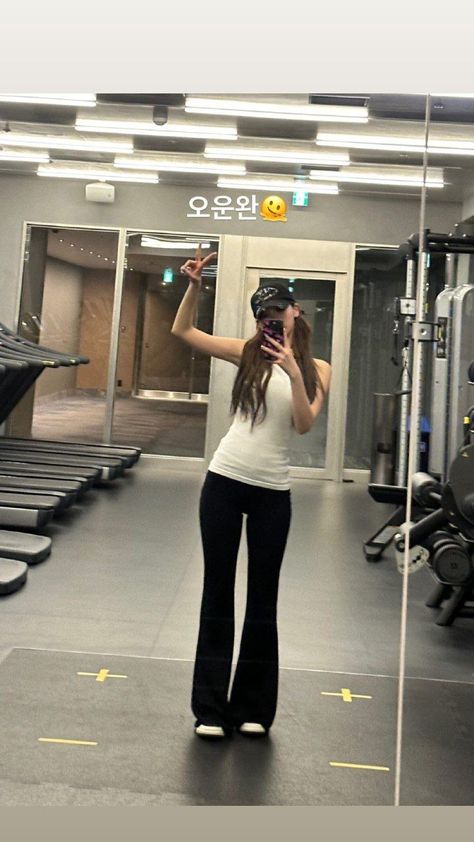 LE SSERAFIM | HYBE × SOURCE MUSIC, [7 дек. 2023 в 6:57 PM] 🕊 #Instagram #Chaewon › _chaechae_1 insta stories: — finished workout today/закончила сегодня тренировку🫠 — 🤦‍♀ 🕊 @LESSERAFIM_NEWS 🕊 Korean Fits, Girls F, Body Hacks, Blue Flames, Angel Face, Popular Videos, Kpop Outfits, Dance Outfits, Body Goals