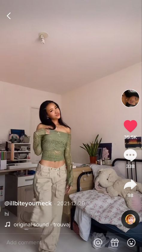 Beige Cargos Outfits Aesthetic, Green Mesh Top Outfit, Beige Cargo Pants Outfit Aesthetic, Outfits With Beige Cargo Pants, Beige Cargos Outfits, Beige Cargo Skirt Outfit, How To Style Beige Cargo Pants, Green Cargo Skirt Outfits, Cargo Pants Outfit Aesthetic