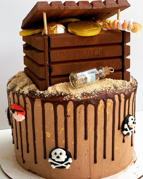 Treasure Hunt Cake, Pirate Map Cake, Pirate Cake Ideas Easy, Pirates Cake Ideas Boys, Pirate Cakes For Kids Boys, Easy Pirate Cake, Birthday Cake Pirate, Pirate Theme Cake, Treasure Map Cake