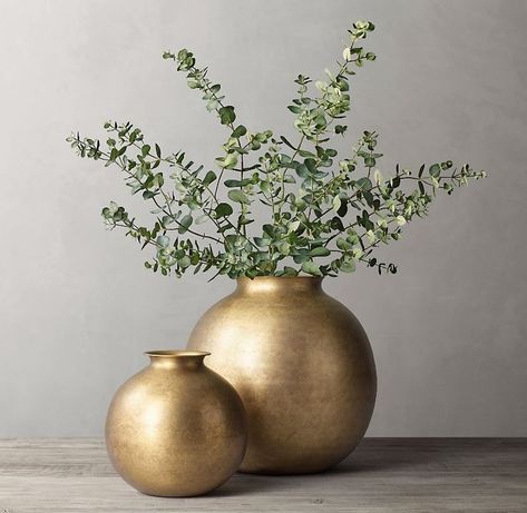 Simple flower in golden vase ideas Gold Vase Decor, Ceramics Vases, Vase Roses, Vase Decorations, Roses Vase, Vase Ceramics, Golden Vase, Vases Flowers, Modern Flower Vase