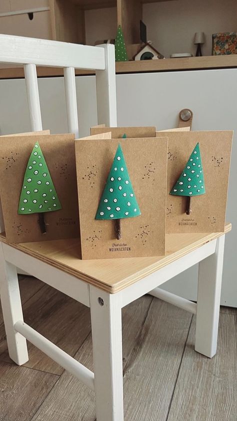 Regenwetter am Wochenende? Zeit um die ersten Weihnachtskarten zu Basteln. 😉 Die Weihnachtskarten aus dem letzten Jahr kamen super an. 🌲✨… | Instagram Christmas Nursery Ideas, Egg Carton Art, Tinkerbell Party Theme, Tinkerbell Party, Christmas Arts And Crafts, Where Is My Mind, Christmas Crafts For Gifts, Xmas Diy, Upcycle Recycle