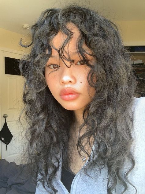 Filipino Women Hairstyles, Korean Girl Curly Hair, Filipino Curly Hair, Asian With Curly Hair, Japanese Curly Hair, Blasian Hair, Black Asian Mixed, Blasian Face Claim, Asian Wavy Hair