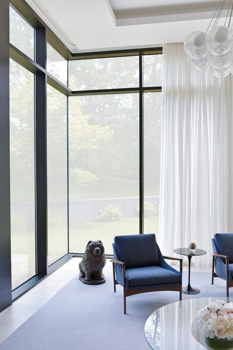 Large scale modernist windows in living room by Alisberg Parker Architects Large Windows Living Room, Mid Century Living Room, Mid Century Modern Living, Mid Century Modern Interiors, Cool Curtains, Custom Drapes, Big Windows, Living Room Windows, Floor To Ceiling Windows