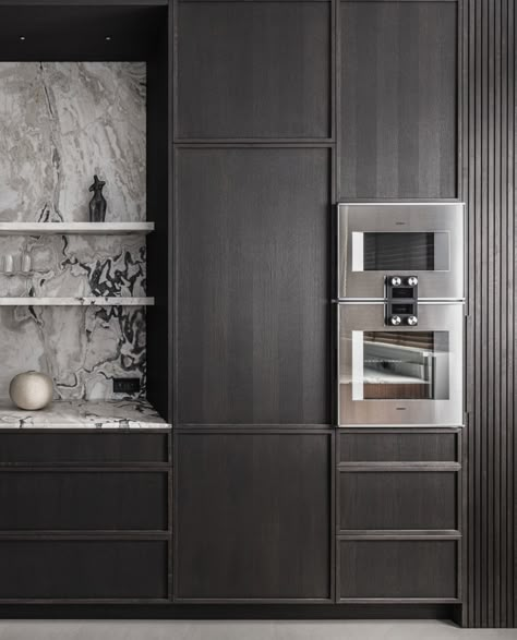 Gaggenau Kitchen Design, Integrated Induction Cooktop, Gaggenau Kitchen, Built In Bar Cabinet, Dark Brown Kitchen, Gaggenau Appliances, Kitchen Ventilation, Beach House Interior Design, Walnut Kitchen