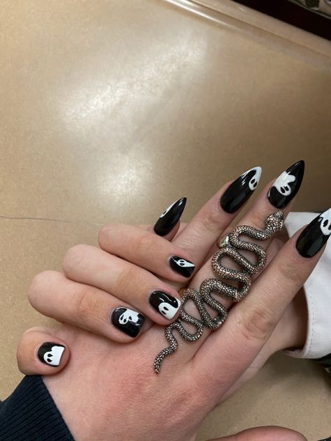 Bf And Gf Matching Nails Halloween, Couples Halloween Nails, Matching Nails Girlfriends, Couples Matching Halloween Nails, Halloween Couple Nails, Matching Nails Boyfriend And Girlfriend, Matching Halloween Nails With Boyfriend, His And Her Nail Designs, Matching Nails With Boyfriend Halloween