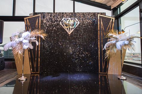 Great Gatsby Stage Decor, Great Gatsby Balloon Backdrop, Great Gatsby Theme Decor, Black And Gold Stage Decor, Great Gatsby Party Backdrop, Over The Top Wedding Decor, Great Gatsby Backdrop Ideas, Great Gatsby Themed Party Decorations, Roaring 20s Backdrop