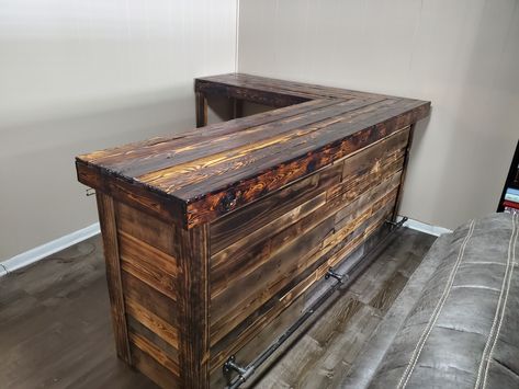 L Shape Bar Pallet Bar Ideas Indoor, Pallet Bars Indoor, L Shaped Bars Basement, Rustic Corner Bar Ideas, Pallet Bar Indoor, Basement L Shaped Bar Ideas, L Shaped Bar Ideas, Diy L Shaped Bar, L Shape Bar Ideas