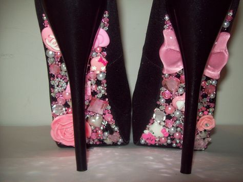 Hello Kitty Heels, Hello Kitten, Pink Pumps, Diy Shoes, Black High Heels, Crazy Shoes, Shoe Obsession, Cute Shoes, Diy Fashion