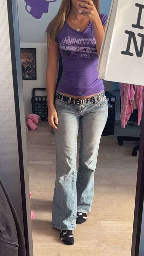 00s Mom Fashion, 2000s Polo Shirt Outfit, Basic 2000 Outfit, 2000s Spring Outfits, Bebe Outfit Y2k, 2000s Workout Outfit, 2000s Mom Outfit, 2000s Spring Fashion, 2000s College Aesthetic