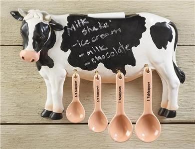 Cow Kitchen Theme, Cow Kitchen Decor, Cow Craft, Cow Kitchen, Country Cow, Cow Ornaments, Kitchen Wall Hangings, Play Mobile, Decor For Kitchen