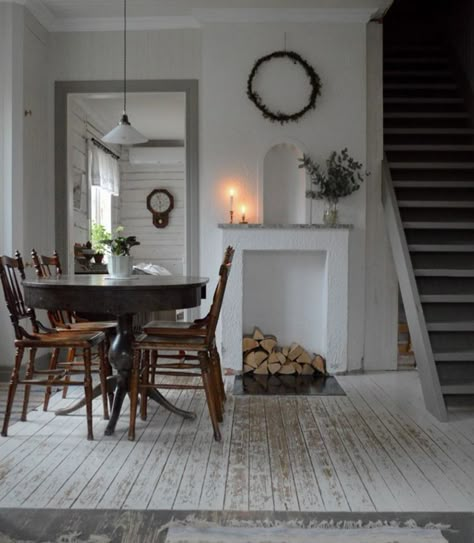 Rustic Scandinavian Decor, Swedish Cottage Interior, Scandinavian Cottage Interior, Country House Christmas, Cottage In Winter, Old House Charm, Nordic Cottage, Scandinavian Cottage, My Scandinavian Home