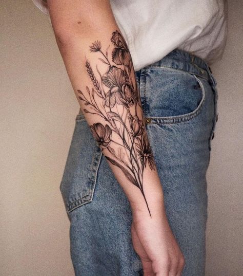 Poppy Half Sleeve Tattoo, Greenery Half Sleeve Tattoo, Unique Forearm Sleeve Tattoos, Wedding Bouquet Tattoo Sleeve, Nature Tattoo Filler Ideas, Feminine Forest Tattoo, Lower Forearm Tattoo Woman Unique, Poppy Sleeve Tattoo, Meadow Tattoo Sleeve