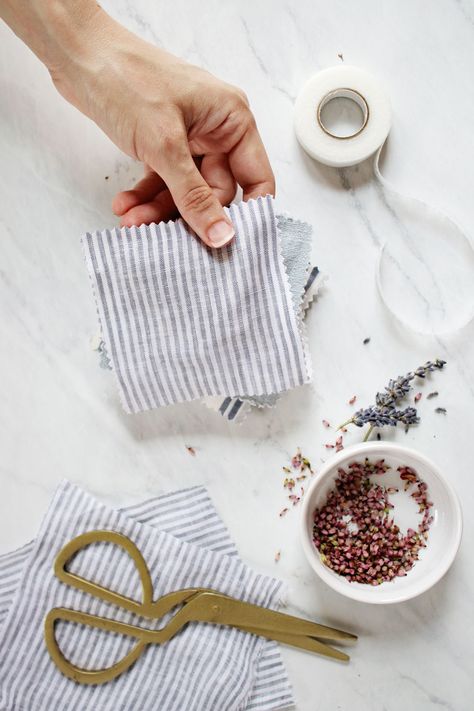 How to make herbal sachets Scent Pouches Diy, Closet Sachet Diy, Diy Lavender Sachet, No Sew Lavender Sachets, Fabric Lavender Sachets, Sustainable Diy, Drawer Sachets, Lavender Benefits, Shabby Chic Lavender Sachet