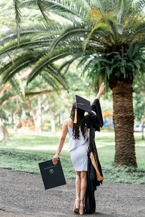 Simple Graduation Poses, Simple Graduation Photoshoot, Medical Graduation, College Graduation Photoshoot, Grad Photography, Graduation Photography Poses, Graduation Poses, Graduation Pics, Graduation Picture Poses