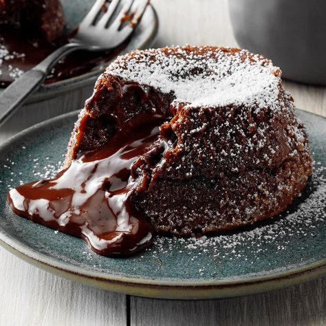 Lava Chocolate Cakes Molten Cakes, Lava Cake Recipe, Chocolate Lava Cake Recipe, Molten Cake, Molten Chocolate Lava Cake, Lava Cake Recipes, Most Popular Desserts, Cake Mug, Spiced Chocolate