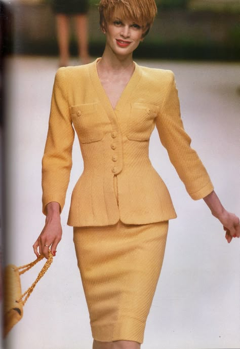 Chanel Suits For Women, Tweed Runway, Chanel 90s, Kristen Mcmenamy, Retro Suits, Chanel Jackets, Haute Couture Wedding Dress, Haute Couture Details, Chanel Skirt