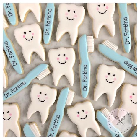 Cutest cookies for Dr. Fortino🦷 @fortinodental #toothcookies #toothbrushcookies #dentist #cookiefavors #featuremyparty #customcookies… Teeth Cookies Decorated, Dentist Cookies, Dental Cookies, Dental Cake, Dentist Cake, Dental Graduation, Medical Cookies, Dentist Graduation, Royal Icing Cookies Recipe