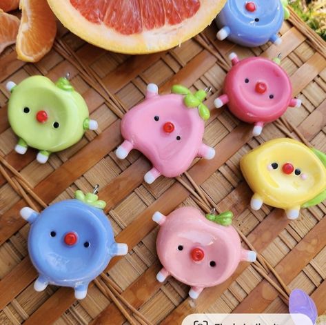 Desk Friend, Easy Clay Sculptures, Skin Picking, Pastel Cupcakes, Clay Keychain, Clay Magnets, Diy Air Dry Clay, Tanah Liat, Clay Diy Projects