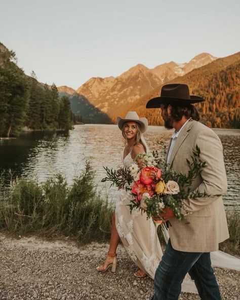 Traditional-bridal meets Montanan-accents in these stunning captures by @Presley_Gray_ and floral design by @forageandfloralmt 🤍 Country Wedding Pictures, Montana Bride, Vibes Photography, Country Western Wedding, Western Themed Wedding, Mountain Vibes, Country Theme Wedding, Wedding Picture Poses, Montana Wedding