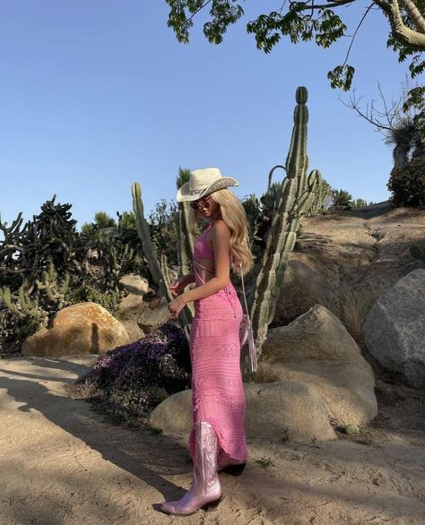 Rainbow Cowgirl Outfit, Pink Cowgirl Aesthetic Outfit, Pink Cowboy Outfit, Pink Cowboy Boots Outfit, Pink Western Aesthetic, Pink Cowgirl Outfit, Pastel Aesthetic Fashion, Outfit Sera, Pink Cowgirl Aesthetic