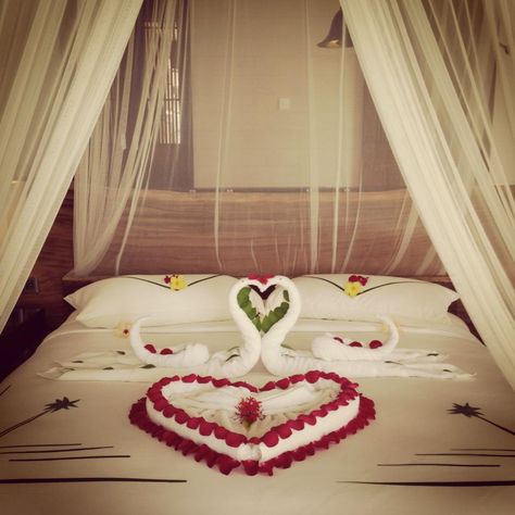 https://www.flickr.com/photos/102073117@N03/9796115145/ Honeymoon Bed Decoration, Honeymoon Ideas Romantic Bedroom, Cozy Bedroom Ideas For Couples Romantic, Honeymoon Bed, Towel Decoration, Honeymoon Rooms, Romantic Room Surprise, Romantic Room Decoration, Towel Art