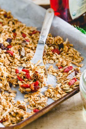 Nut Free Granola Recipe, Simple Granola, Healthy Granola Recipe, Nut Free Granola, Granola Recipe Healthy, Low Fat Snacks, Easy Granola, Best Granola, Nut Granola