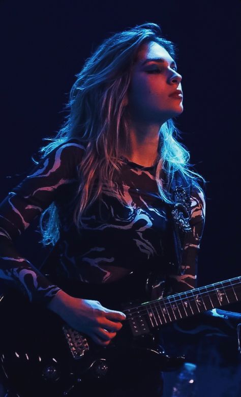 Female Guitarist Aesthetic, Guitarist Aesthetic, Female Rockstar Aesthetic, Female Guitarists, Aesthetic Guitar, Rockstar Aesthetic, Rock Girl, Guitar Girl, Female Guitarist