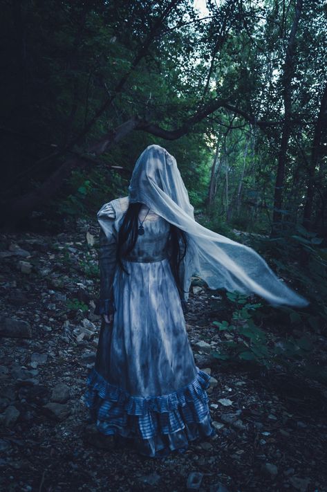 The Conjuring, gothic, horror, cosplay Conjuring Halloween Costume, The Conjuring Aesthetic, Horror Cosplay, Weeping Woman, Halloween Shoot, Horror Photoshoot, Scary Photos, Horror Costume, The Curse