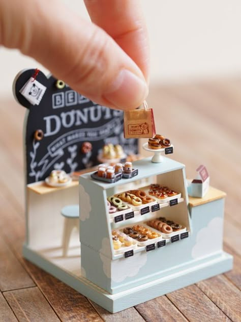 Mini donut shop display Cafe Diorama, Miniature Cafe, Crea Fimo, Miniture Food, Dolls House Shop, Diy Donuts, Tiny Stuff, Miniature Bakery, Diy Doll Miniatures