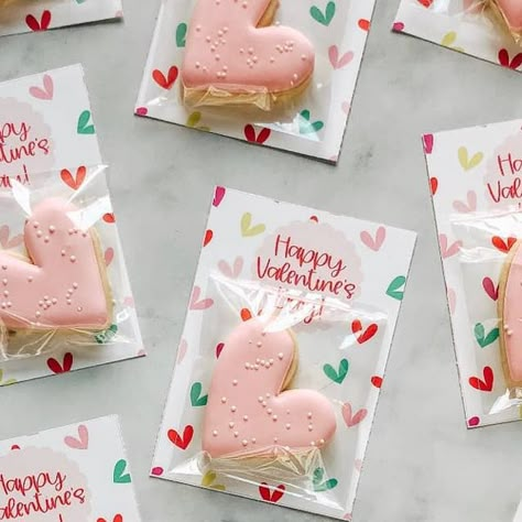 Kristy | Cookie Artist on Instagram: "Valentine's day was always my favorite day in school! We aren't allowed to exchange this year, but this sweet teacher wanted to make sure the kids received a little something! Are your kiddos exchanging Valentine's this year? . . #valentinesdaycookies #heartcookies #valentinecookiecards #valentinesday #sugarcookies #decoratedcookies #occookies #orangecountycookies #anaheimhillscookies #anaheimhills" Valentines Cookie Decorating Kit, Back To School Baking Ideas, Valentine Diy Cookie Kits, Valentine Cookies For Kids School, Valentine’s Day Cookie Bouquet, Valentines Cookie Packaging, Valentines Selling Ideas, Cute Valentine’s Day Treats, Mini Valentine Cookies