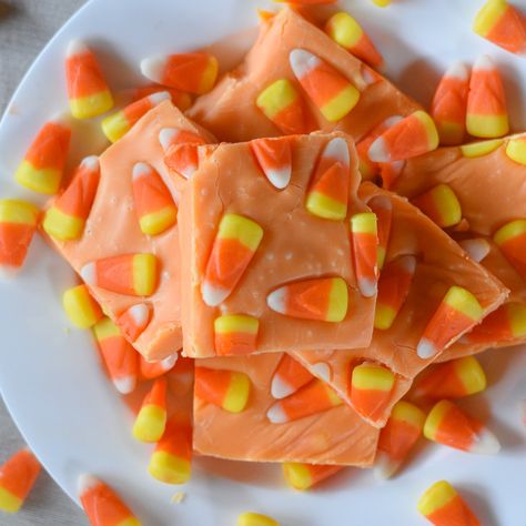 easy candy corn fudge Candy Corn Fudge Recipe, Halloween Dessert Recipe, Candy Corn Desserts, Dessert For Kids, Candy Corn Recipe, White Chocolate Fudge Recipes, Halloween Party Desserts, Fun Halloween Desserts, Halloween Finger