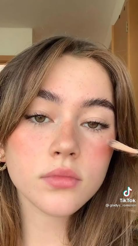 Makeup With Fake Freckles, Easy Fake Freckles, Easy Freckles Makeup, How To Do Freckles With Eyeshadow, How To Do Fake Freckles With Eyeshadow, Makeup Fake Freckles, How To Get Fake Freckles, How To Make Fake Freckles Makeup, Makeup Freckles Tutorials