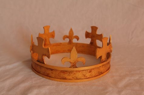 The Prop Solve : Macbeth's Crown Macbeth Play, Scottish Crown, Crown Photo, Foam Wigs, Crown Template, Theatre Props, Shakespeare Theatre, Crown Photos, Prop Making