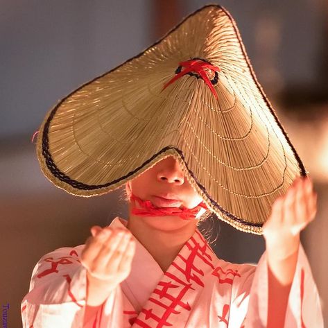 This cone-shaped straw hat is a type of traditional Japanese hat called 'kasa'. 🎌 It acts as an umbrella, protecting the face from the rain and shielding it from the glares of the sun. 👒🌦 This particular one is called 'amigasa', worn during the Awa Odori dance festival! 🎐 Japanese Hats Traditional, Japanese Hat Traditional, Japanese Straw Hat, Kasa Hat, Cloud Runner, Japanese Hat, Japanese Customs, Japanese Dance, Samurai Style