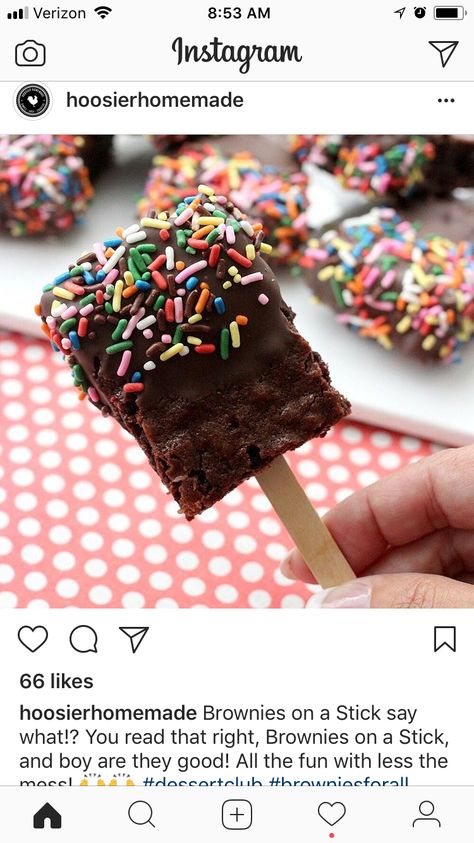 Cute way to serve brownies. (No link just photo) Brownie On A Stick, Brownie Birthday Treats For School, Foods On A Stick, Brookies In Cupcake Tin, Waffle Pops, Caprese Bites, Brownie Pops, Food On Sticks, Brownies Recipe Easy