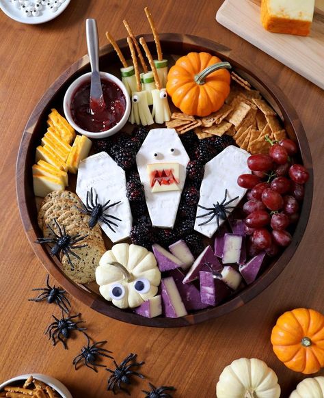 Charcuterie Guide, Halloween Cheese Board, Halloween Cheese, Cheese Charcuterie Board, Bolo Minnie, Image Halloween, Spooky Food, Halloween Party Dinner, Easy Halloween Food