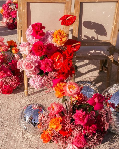 Unpopular opinion: Disco will NEVER go out of style ✨ What a dream it was to bring this neon disco floral vision to life. Did this really happen? 🥹 Planner @symphonywed Venue @theneonmuseumlasvegas Rentals @rsvppartyrentals Florals @_thistlehouse Photos by @libertylafountaine #lasvegaswedding #neonmuseumwedding #thistlehouse #floraldesign #colorful #disco #weddinginspo #eventinspiration #destinationwedding Neon Wedding Theme, Neon Disco, Orange And Pink Wedding, Javanese Wedding, Disco Birthday Party, Orange Wedding Flowers, Disco Theme, Ibiza Wedding, Palm Springs Wedding