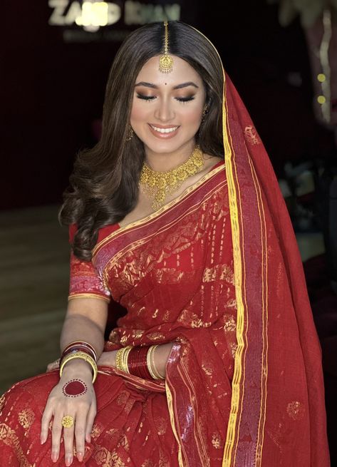 Tasnia Farin Wedding Bengali Wedding Reception Look, Red Saree Wedding, Red Bride, Temple Marriage, Engagement Saree, Indian Bride Makeup, Reception Bride, Latest Bridal Lehenga, Reception Outfit