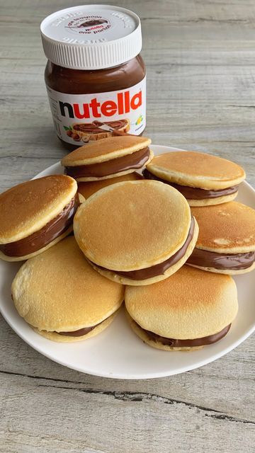 Fitwaffle | Eloise Head on Instagram: "NUTELLA PANCAKE SANDWICHES 😍 Here’s one for the weekend 🫶 Soft and fluffy mini pancakes stuffed with a layer of Nutella through the middle 🤤 Nutella sandwiches just got an upgrade. Pancakes > Bread 🤌 Similar to Japanese Dorayaki 💕 Sound on for full instructions 🔉 All you need is: 140g Self raising flour 1 tbsp Caster sugar 1 tsp Baking powder 2 Large eggs, room temp 20g Unsalted butter, melted 115ml Milk (any), room temp 1 tsp Nutella per pancake Mak Japanese Dorayaki, Fitwaffle Kitchen, Nutella Sandwich, Nutella Pancakes, Japanese Chocolate, Self Raising Flour, Chocolate Pancakes, Mini Pancakes, Sweet Dishes Recipes