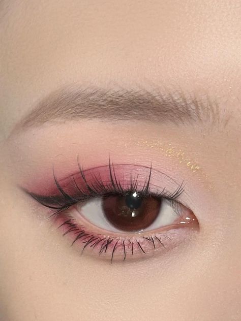 Cute Makeup Easy Simple, Simple Elegant Eyeshadow, Simple Pink Eye Look, Light Pink Korean Makeup, Cute Makeup Looks Korean, Pink Eye Makeup Hooded Eyes, Soft Pink Makeup Aesthetic, Flower Knows Makeup Look, Pink Coquette Makeup