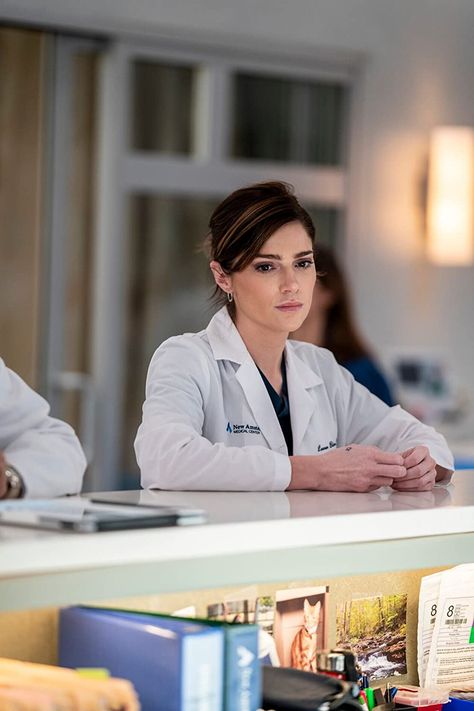 Dr Bloom New Amsterdam, Lauren Bloom, Janet Montgomery, Nurse Outfit Scrubs, Medical School Life, New Tv Series, Future Doctor, Bella Hadid Outfits, Medical Drama