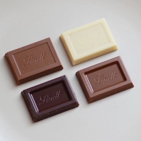 Milk, dark or white - which chocolate makes your day bright? Re-pin if you're a chocolate lover! #regram from @mychocolatediary Chocolate Galaxy, Chocolate Lindt, Decadent Food, Chocolate Photos, Desserts Chocolate, Lindt Chocolate, Grazing Table, Chocolate World, Chocolate Flowers