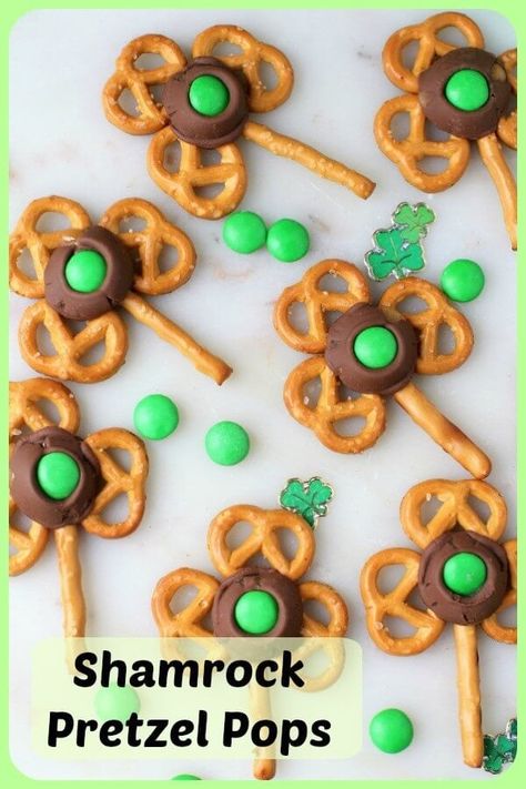 Shamrock Pretzel Pops, Shamrock Pretzels, Pretzel Pops, St Patricks Food, St Patrick Day Snacks, Sant Patrick, Pretzel Treats, Fete Saint Patrick, St Patrick Day Treats