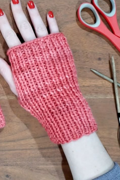 In this video tutorial and free PDF pattern download, I show step-by-step how to create a set of fingerless gloves! I will show you each step you need to create the project, starting with the cast-on and creating the thumb opening, cast-off and seaming! The best part - this project is KNIT FLAT - no need to knit in the round :) This is a great year-round project, and also makes a great quick knit for last-minute holiday gifts! #Knitting #LearnToKnit #Beginner #Video #FreePattern #Gloves Knitting Gloves Tutorial, Fingerless Gloves Free Pattern, Fingerless Mittens Knit, Knitting Hat Patterns, Gloves Ideas, Crochet Fingerless Gloves Free Pattern, Gloves Free Pattern, Fingerless Mittens Pattern, Gloves Crochet Pattern