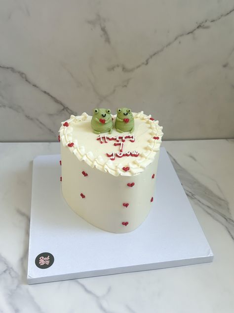 White vintage heart cake with buttercream frogs White Vintage Heart Cake, Vintage Heart Cake, Frog Cake, Buttercream Decorating, Cake With Buttercream, Simple Cake Designs, Heart Shaped Cakes, Cake Inspo, Heart Cake