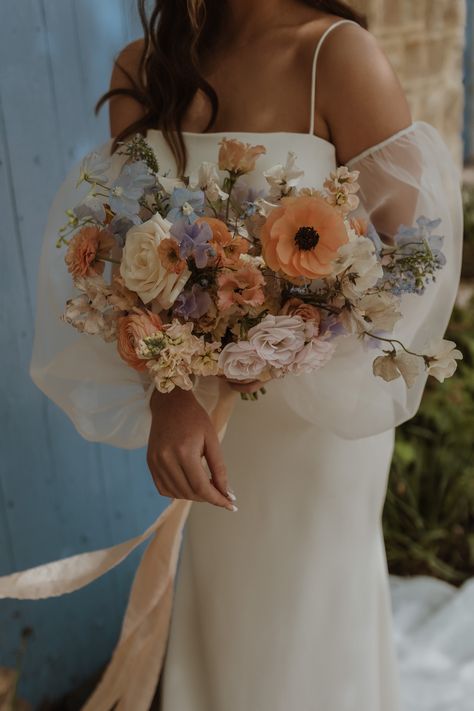 August Wedding Colors, Spring Wedding Color Palette, Gorgeous Wedding Bouquet, Peach Wedding Flowers, Pastel Bouquet, Mediterranean Wedding, Downtown Wedding, Lilac Wedding, Events Photography