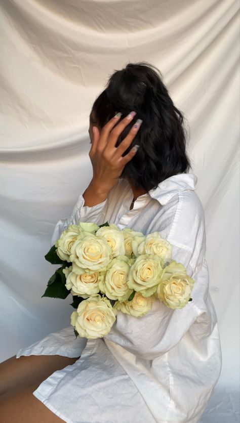 Oversized white button up & white roses photo inspo Oversized Button Down Photoshoot, White Blouse Photoshoot, White Shirt Birthday Photoshoot, White Button Up Shirt Aesthetic, Button Down Photoshoot, White Button Shirt Photoshoot, White Shirt Photoshoot Women Aesthetic, White Button Down Photo Shoot, White Button Up Shirt Photoshoot